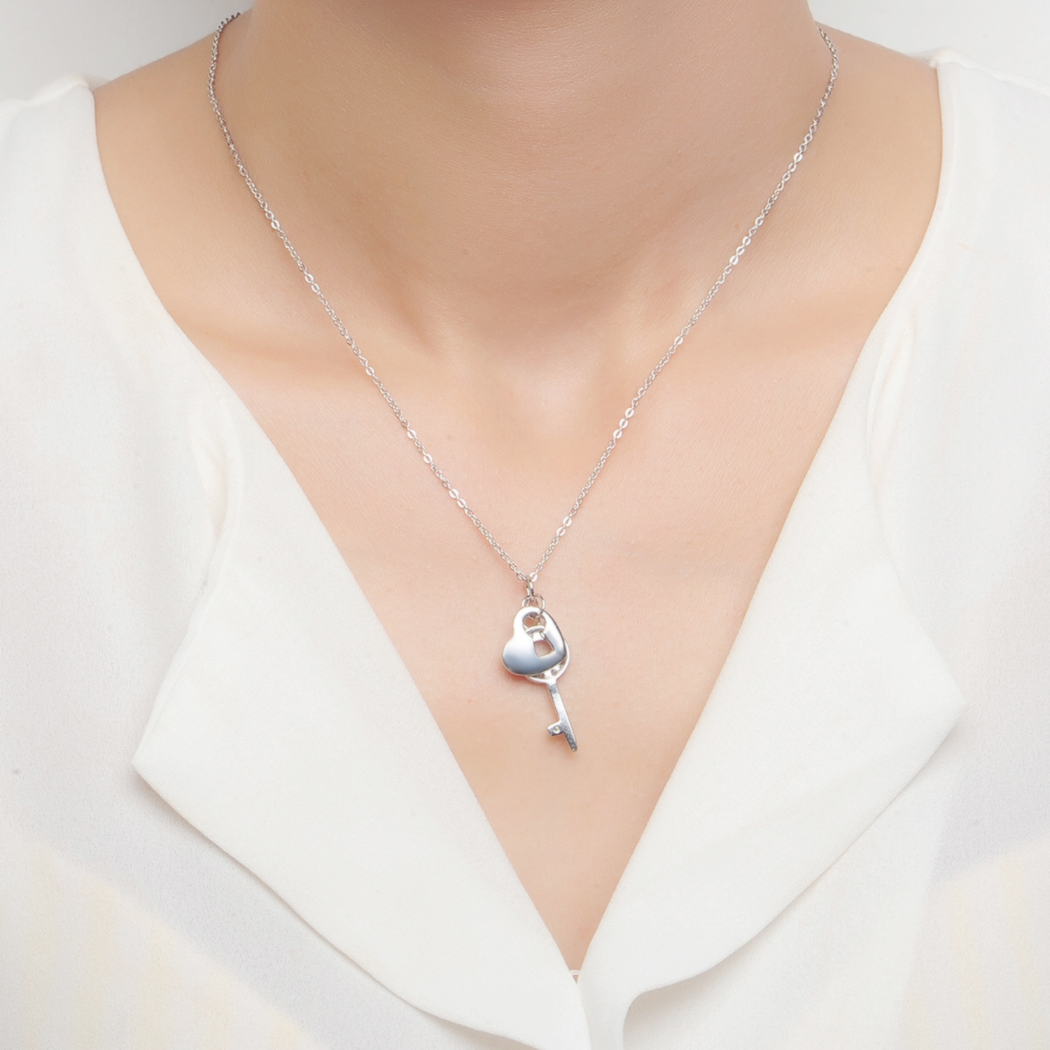Designer Custom Rhodium Plated Zircon CZ Jewelry Pendant 925 Sterling Silver Heart Key Necklace(图3)