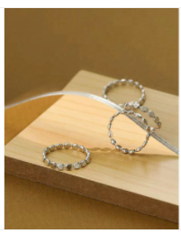    Do wedding rings have to be the same style?(图1)